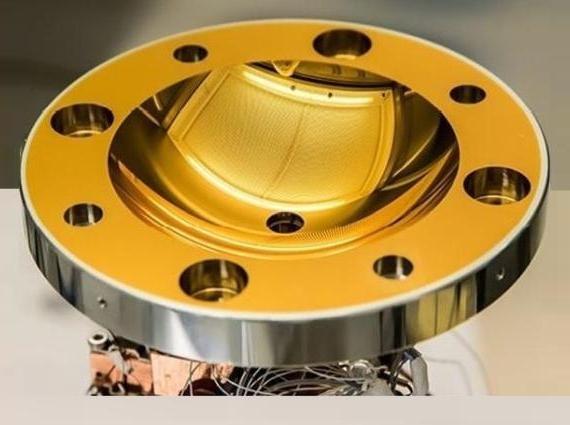 Vergoldeter Spiegel für ein Detektormodul im mittleren Infrarot an der Cryogenic Trap for Fast ion beams (CTF)