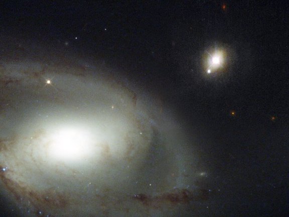 Hubble_NGC4319_Mrk205_Ausschnitt.jpg 